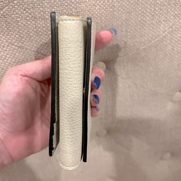 π GUCCI Embossed Logo Trifold Leather Wallet - Picture 9 of 15